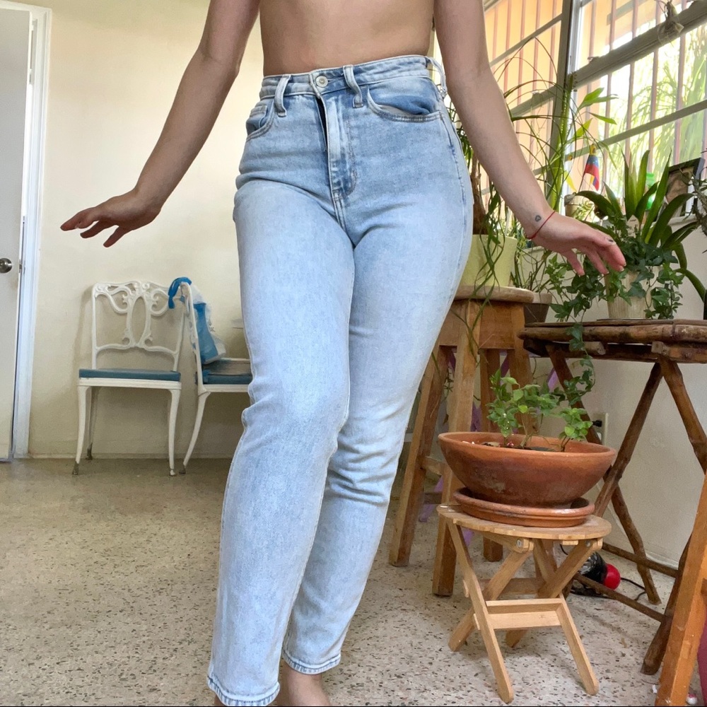 Hollister Ultra High-Rise Mom Jean / W 23 L 27